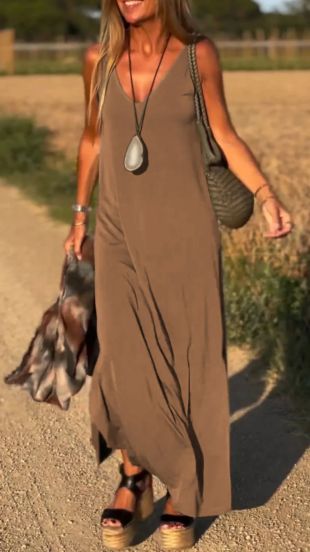 Robes à bretelles et col en V tendance et sexy pour femmes